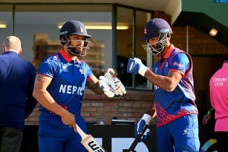 नेपालको कमजोर सुरुवात, दुई ओभरमा तीन विकेट पतन
